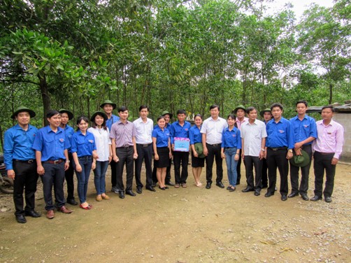 Chụp ảnh lưu niệm với đoàn viên thanh niên thị xã Hương Trà, Thừa Thiên Huế